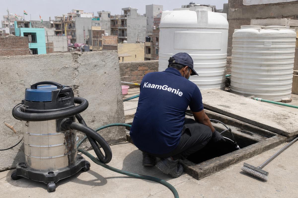 KaamGenie crew cleaning a underground sump in Seemapuri, Delhi