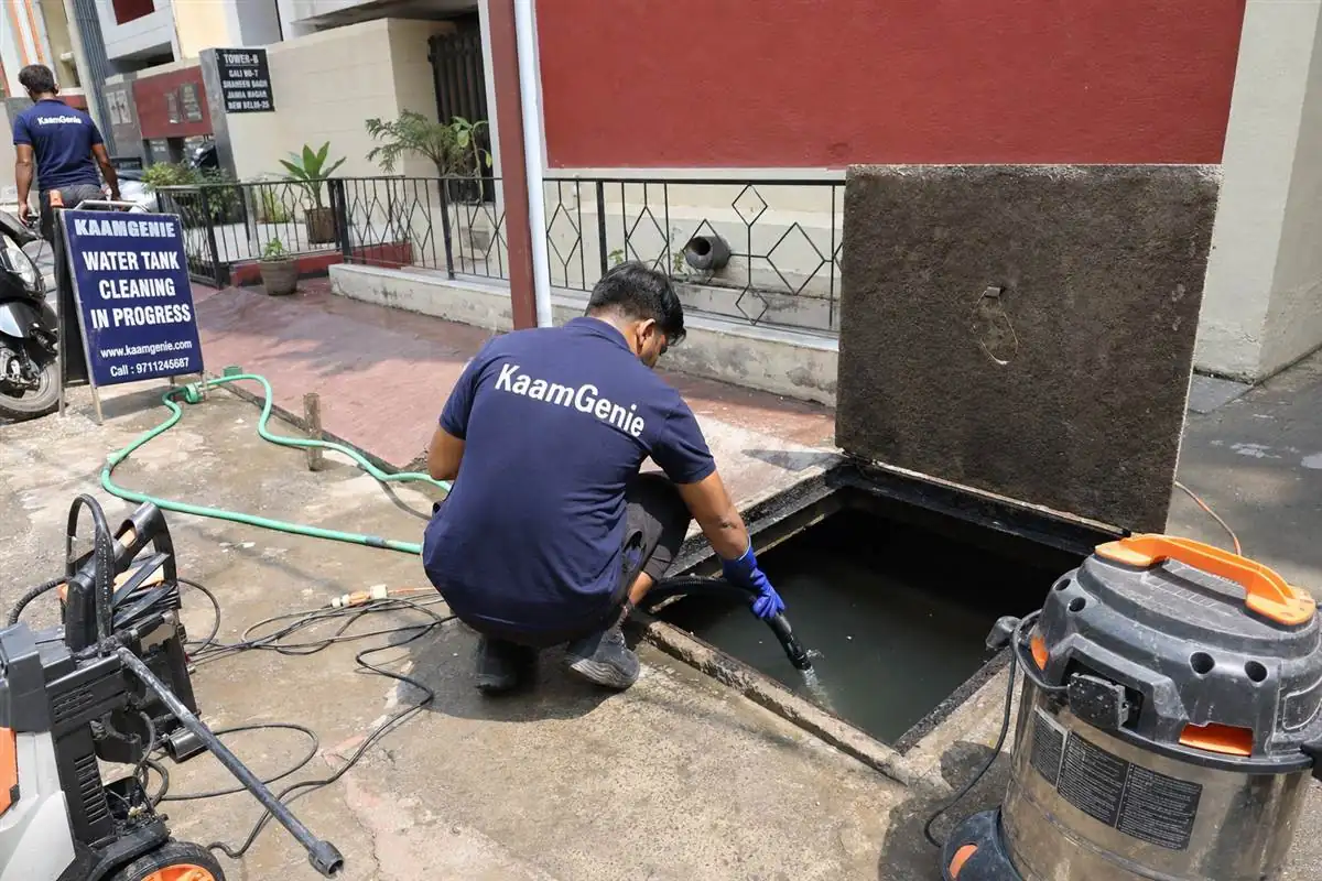 KaamGenie crew cleaning a underground sump in Shaheen Bagh, Delhi