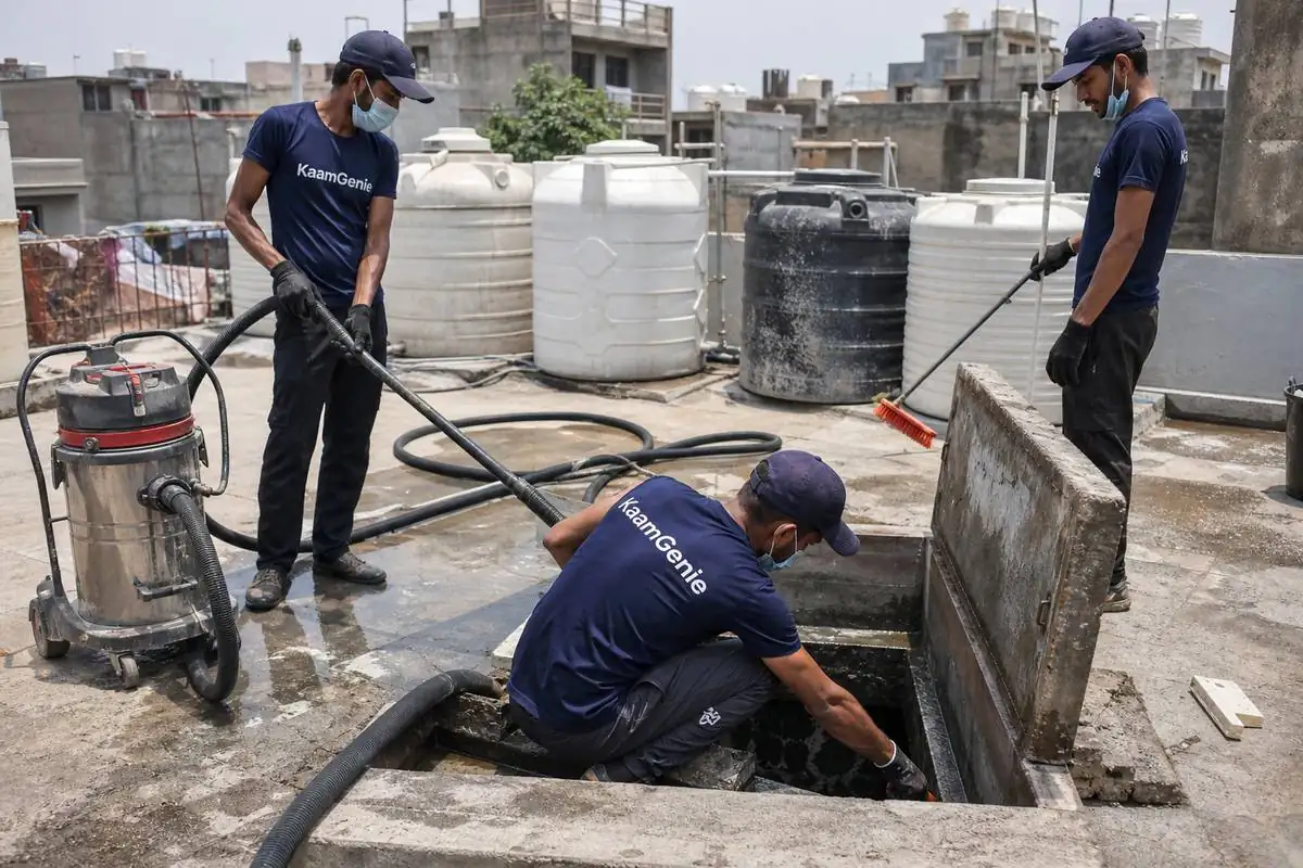 KaamGenie crew cleaning a underground sump in Shakarpur, Delhi