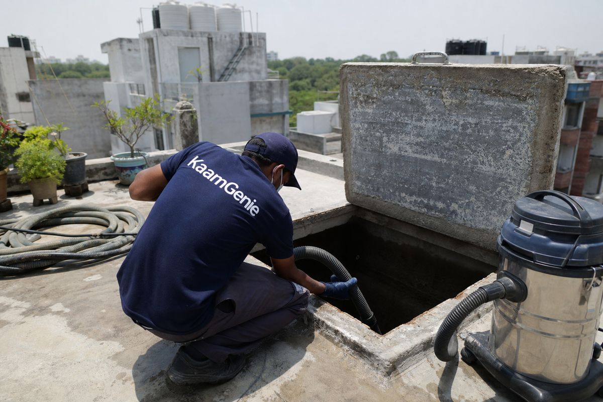 KaamGenie crew cleaning a underground sump in Shalimar Bagh, Delhi