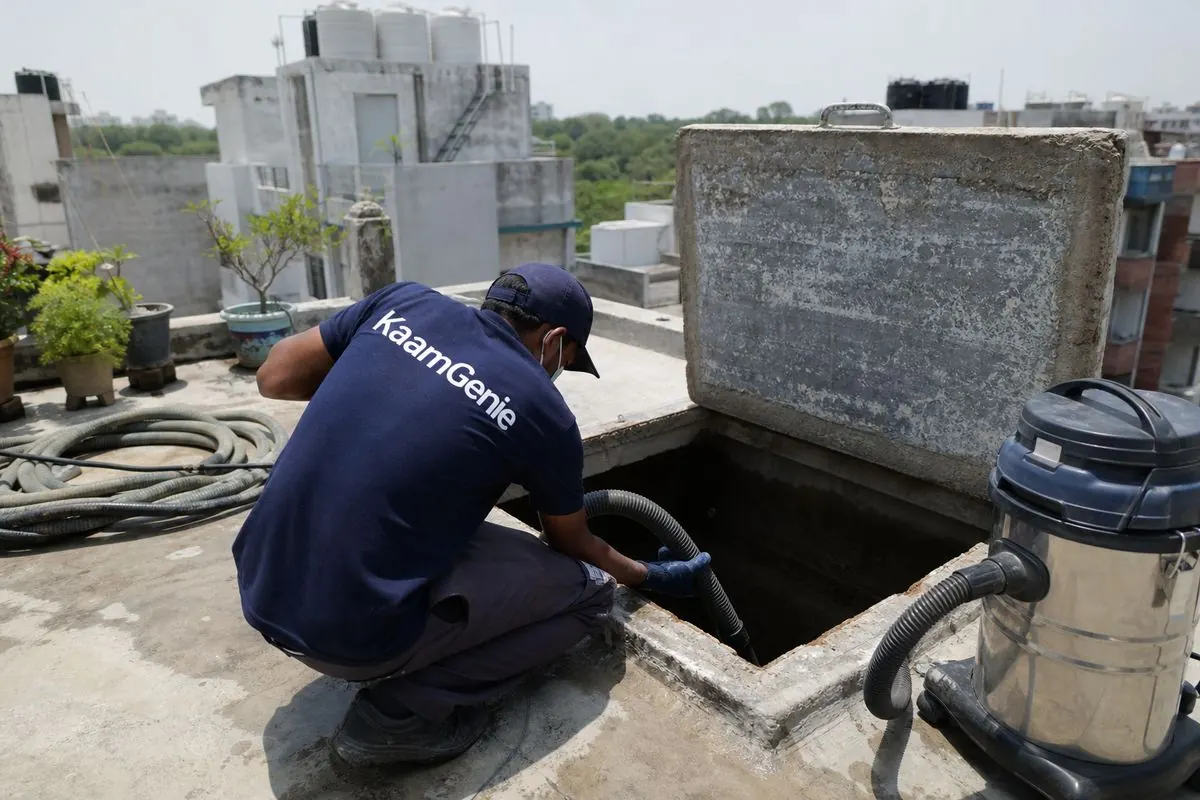 KaamGenie crew cleaning a underground sump in Shalimar Bagh, Delhi