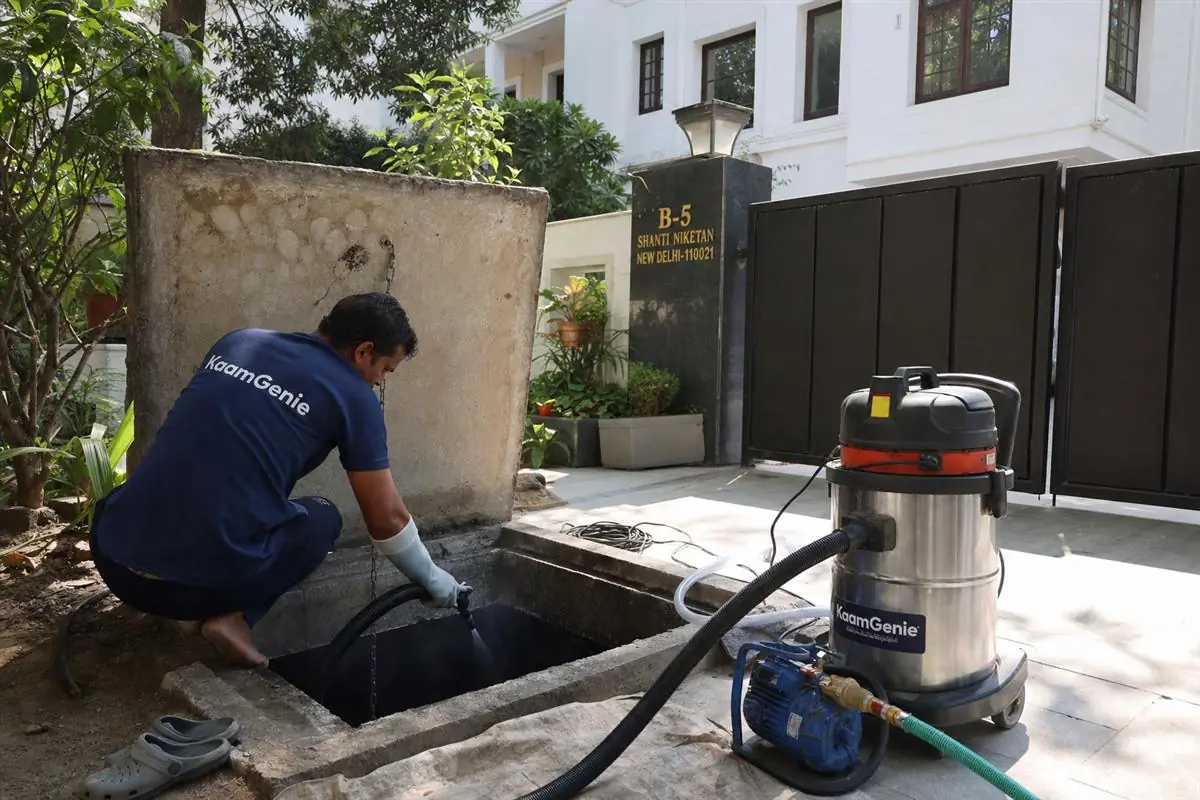 KaamGenie crew cleaning a underground sump in Shanti Niketan, Delhi