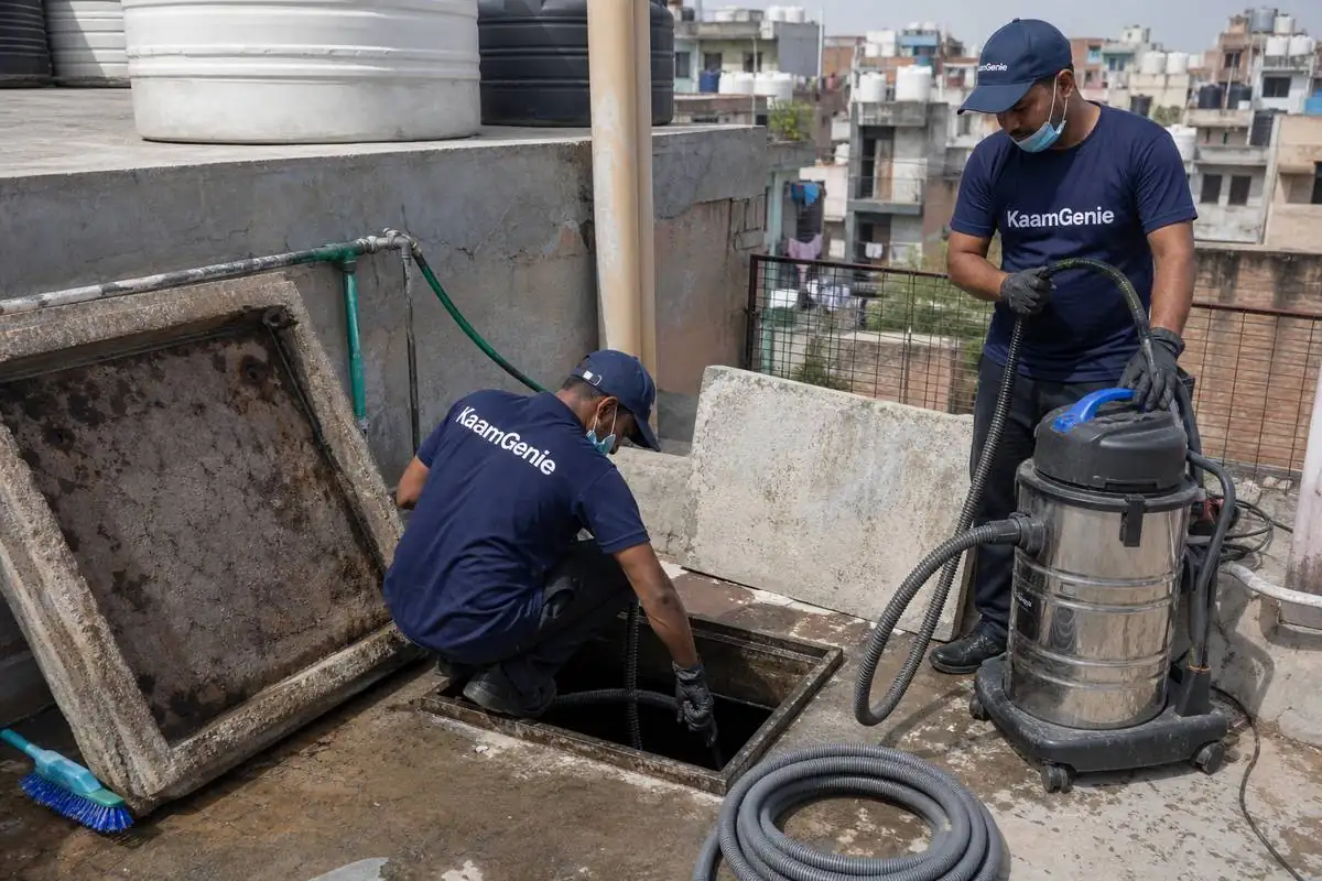 KaamGenie crew cleaning a underground sump in Shastri Nagar (North West), Delhi