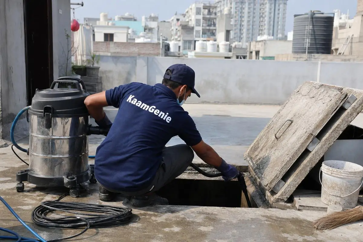 KaamGenie crew cleaning a underground sump in Shiv Vihar, Delhi