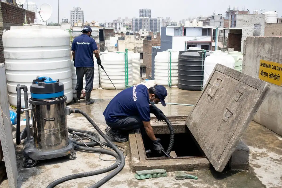 KaamGenie crew cleaning a underground sump in Shriram Colony (Rajeev Nagar), Delhi