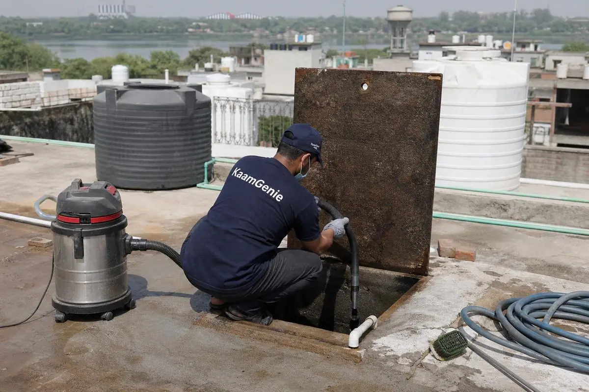 KaamGenie crew cleaning a underground sump in Sonia Vihar, Delhi