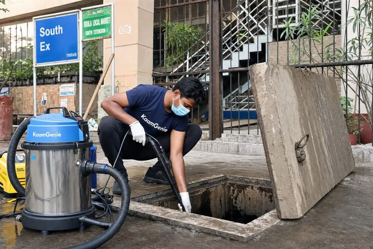 KaamGenie crew cleaning a underground sump in South Extension, Delhi