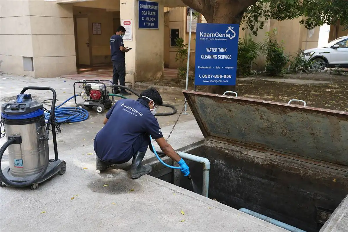 KaamGenie crew cleaning a underground sump in Sriniwaspuri, Delhi