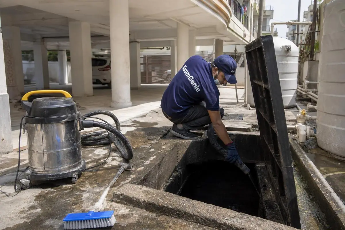 KaamGenie crew cleaning a underground sump in Subhash Nagar, Delhi