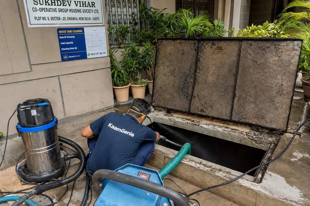 KaamGenie crew cleaning a underground sump in Sukhdev Vihar, Delhi