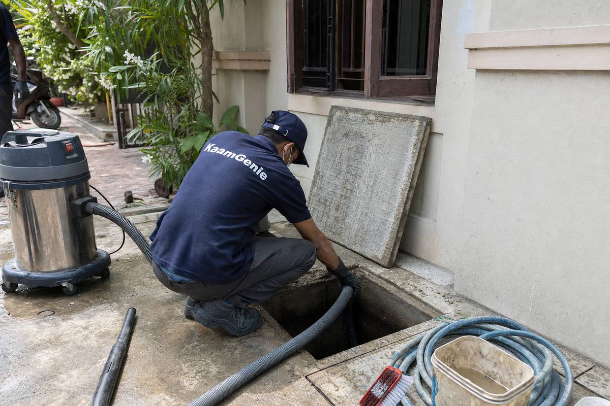 KaamGenie crew cleaning a underground sump in Sultanpur, Delhi
