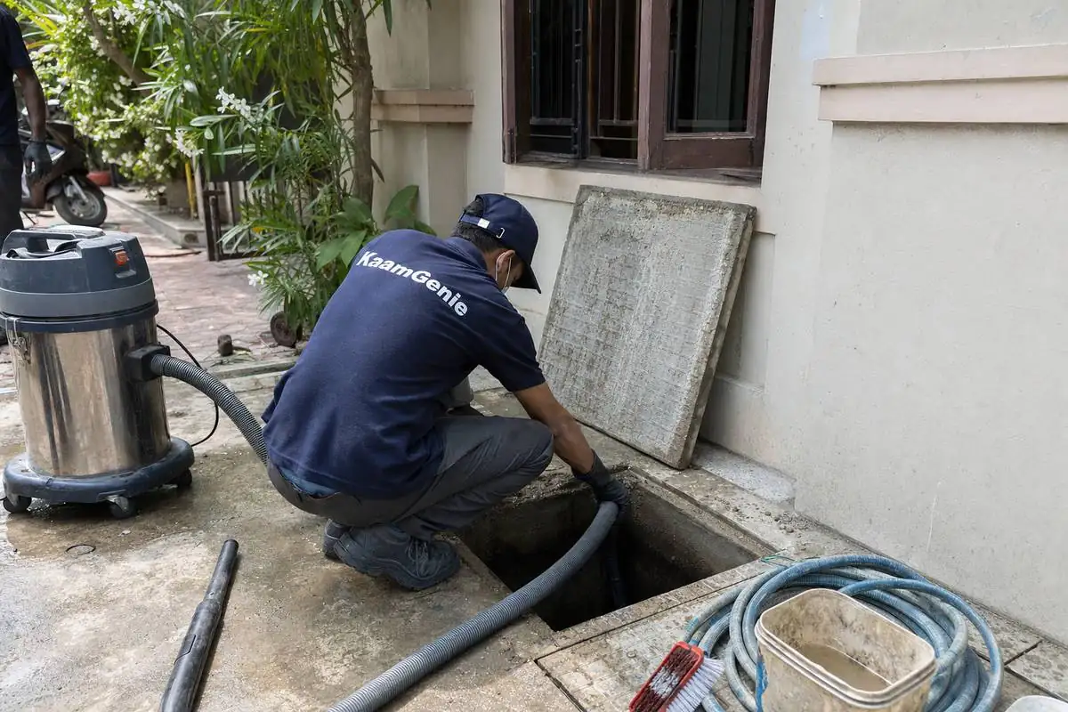 KaamGenie crew cleaning a underground sump in Sultanpur, Delhi