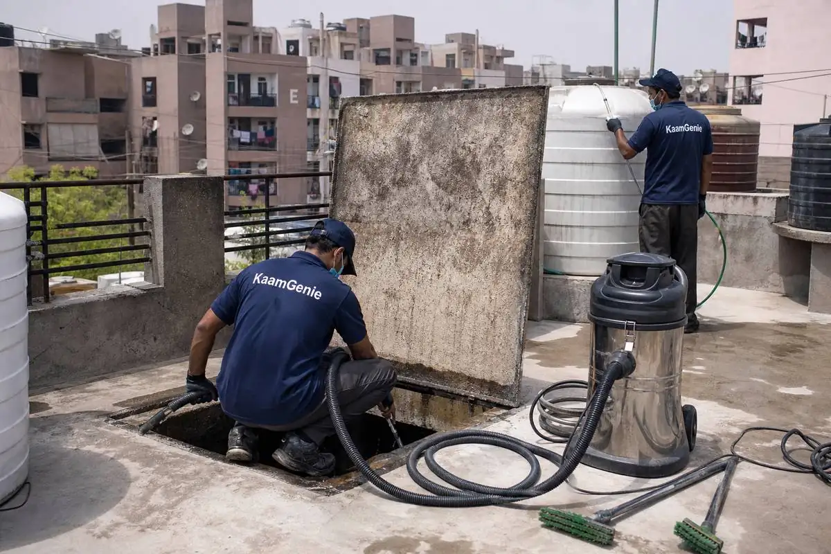 KaamGenie crew cleaning a underground sump in Sultanpuri, Delhi