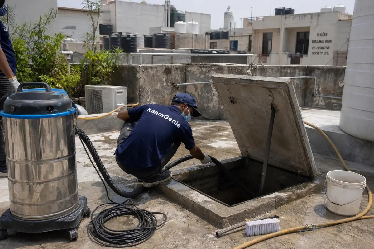 KaamGenie crew cleaning a underground sump in Surajmal Vihar, Delhi