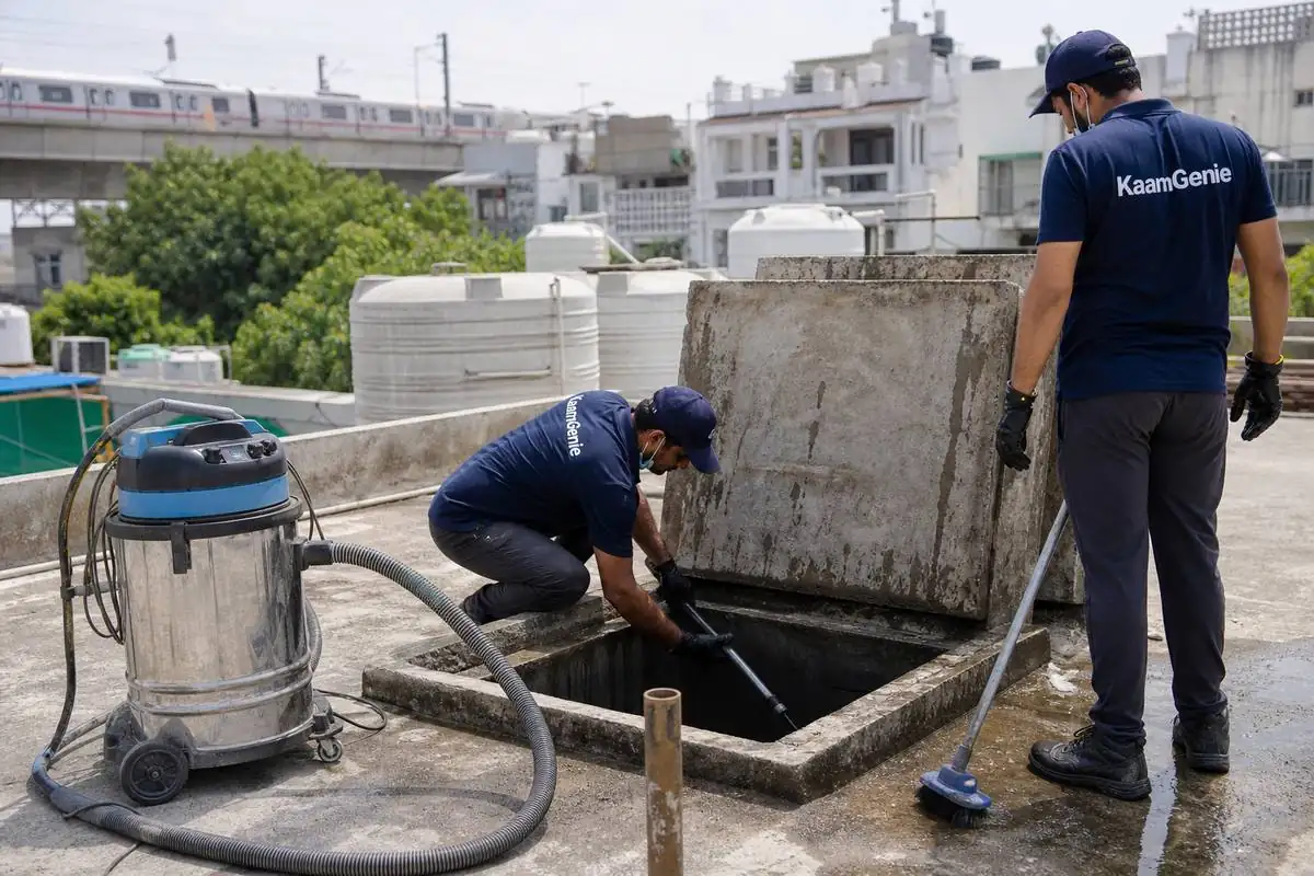 KaamGenie crew cleaning a underground sump in Tagore Garden, Delhi
