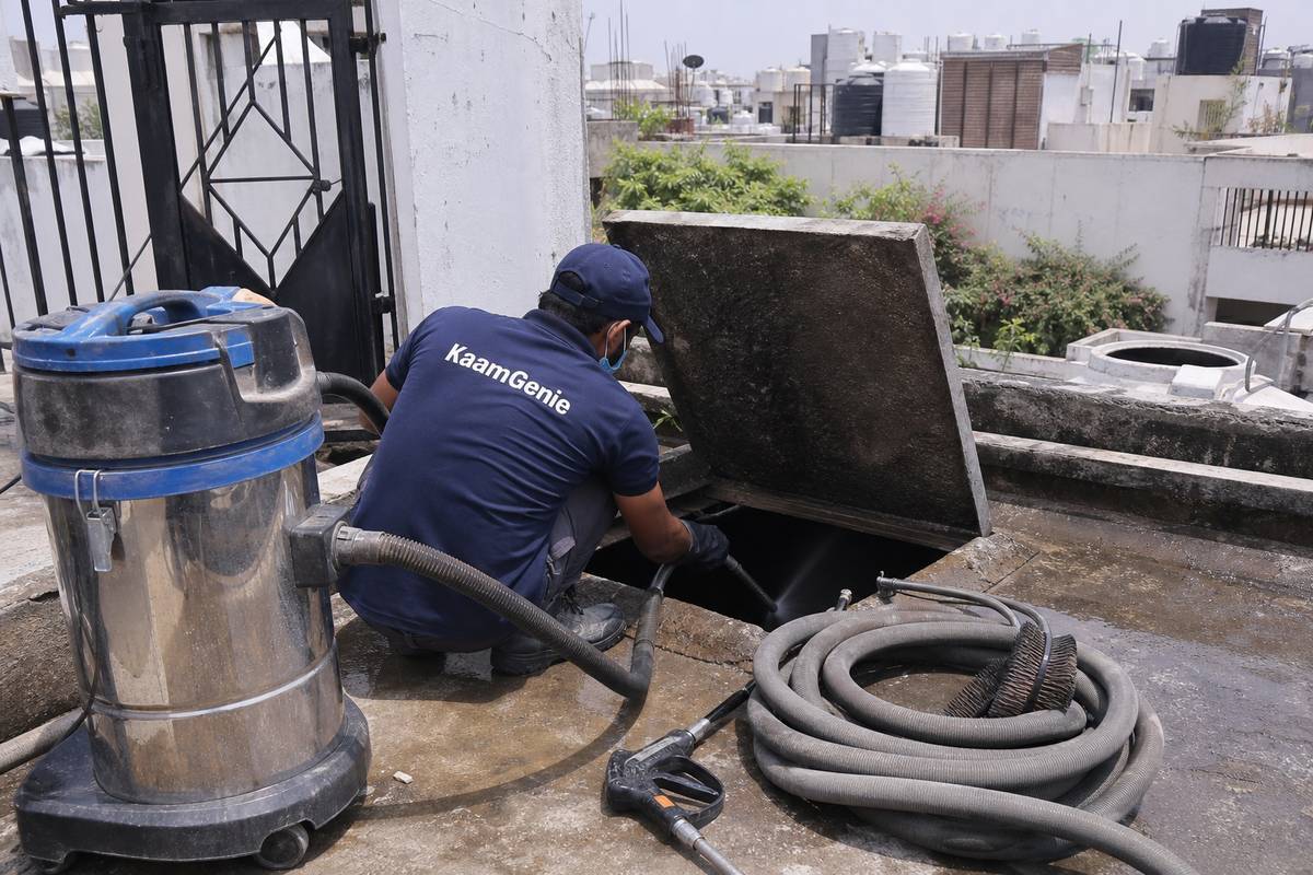 KaamGenie crew cleaning a underground sump in Taimoor Nagar, Delhi