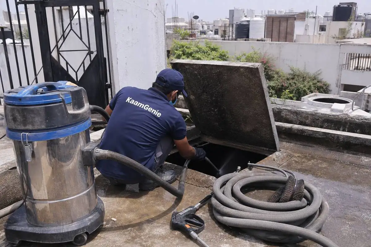 KaamGenie crew cleaning a underground sump in Taimoor Nagar, Delhi