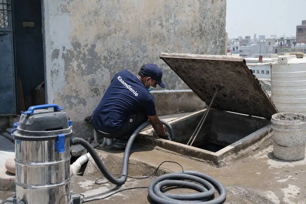 KaamGenie crew cleaning a underground sump in Tehkhand, Delhi