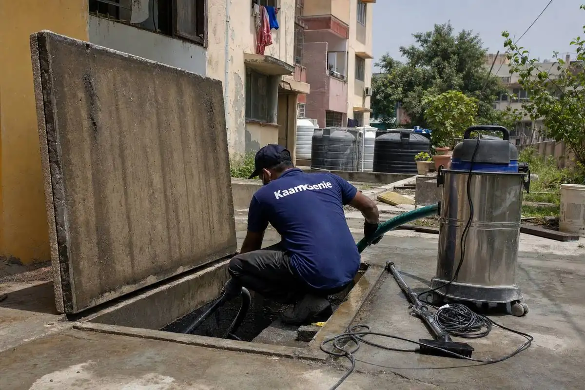 KaamGenie crew cleaning a underground sump in Tigri, Delhi