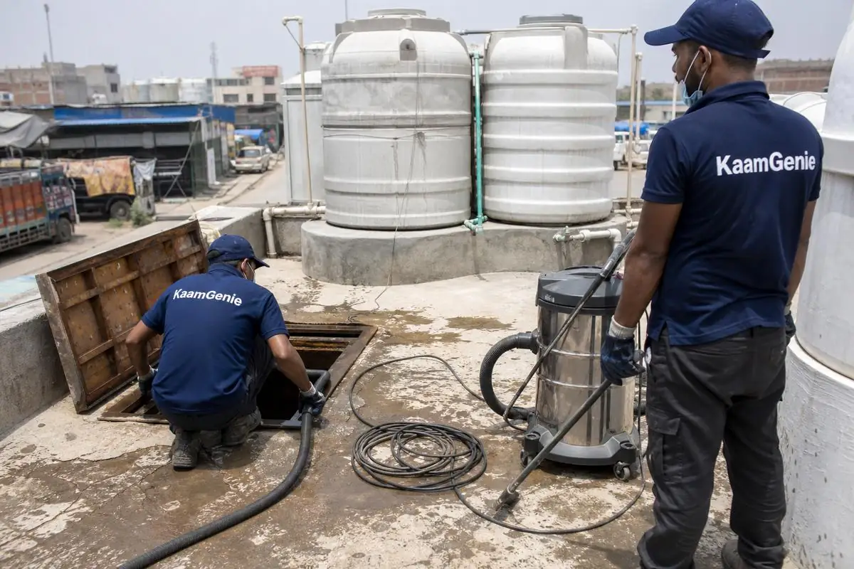 KaamGenie crew cleaning a underground sump in Tikri Kalan, Delhi