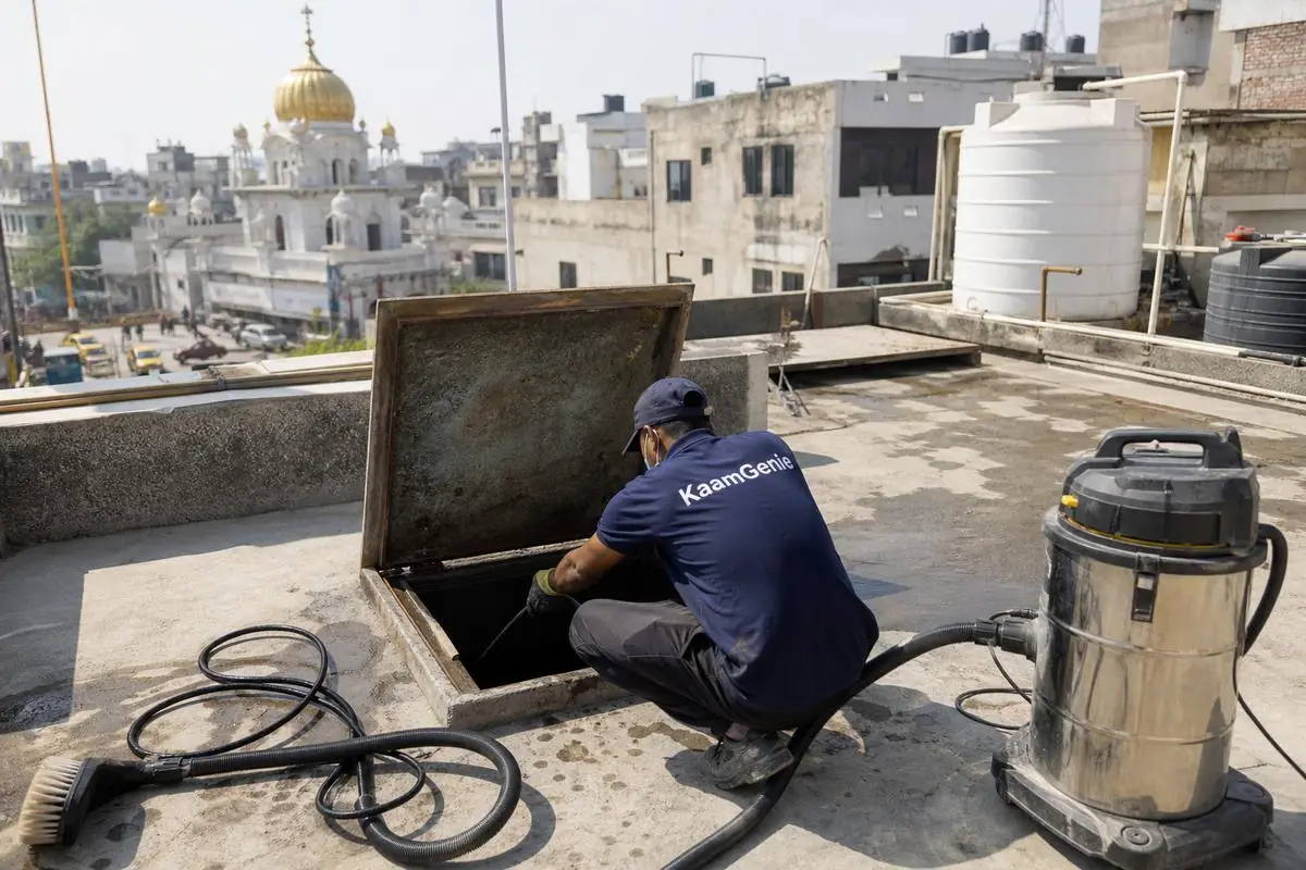 KaamGenie crew cleaning a underground sump in Tilak Nagar, Delhi