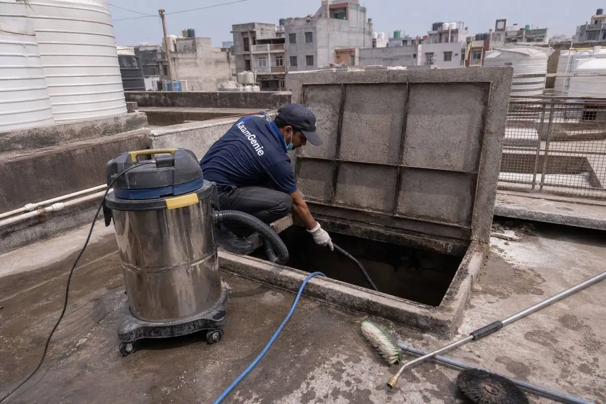 KaamGenie crew cleaning a underground sump in Timarpur, Delhi