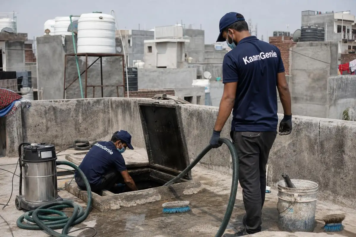KaamGenie crew cleaning a underground sump in Trilok Puri, Delhi