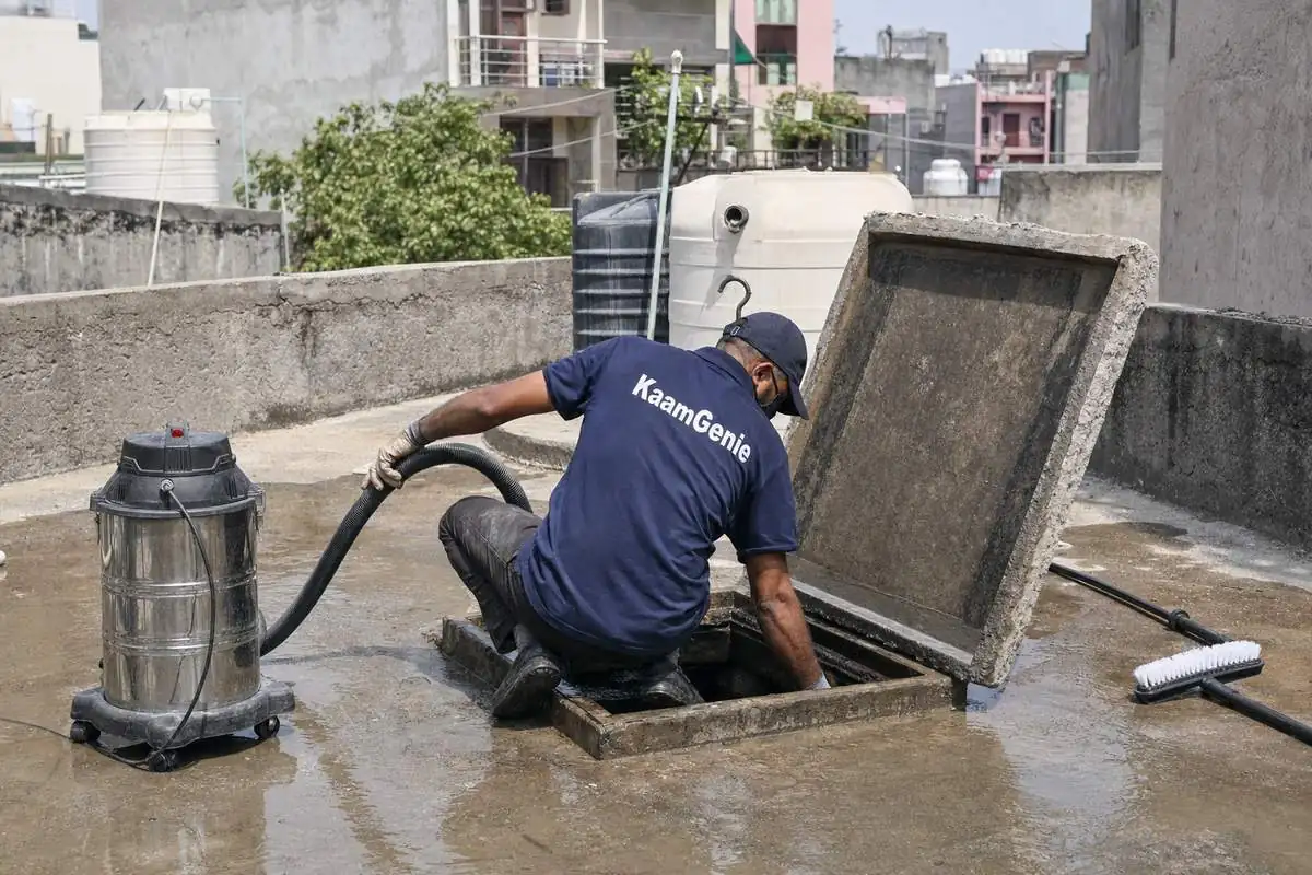KaamGenie crew cleaning a underground sump in Tughlakabad, Delhi