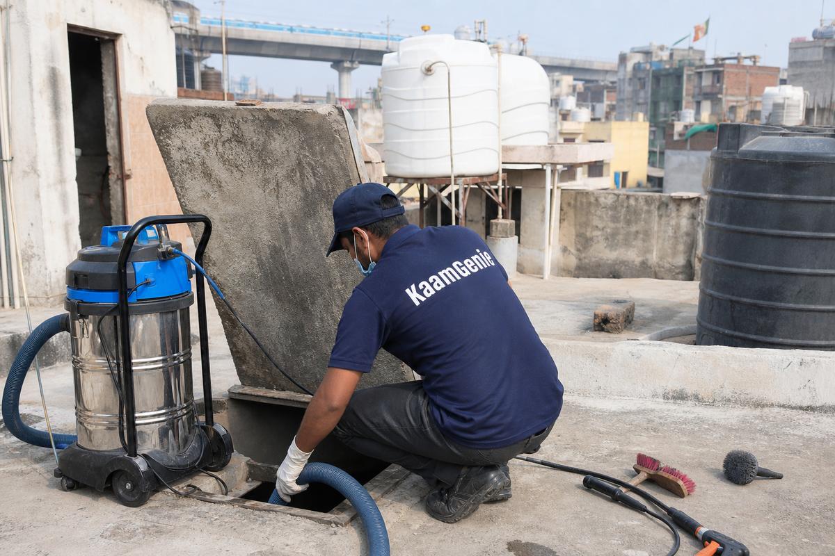 KaamGenie crew cleaning a underground sump in Uttam Nagar, Delhi