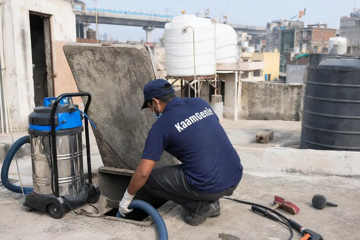 KaamGenie crew cleaning a underground sump in Uttam Nagar, Delhi