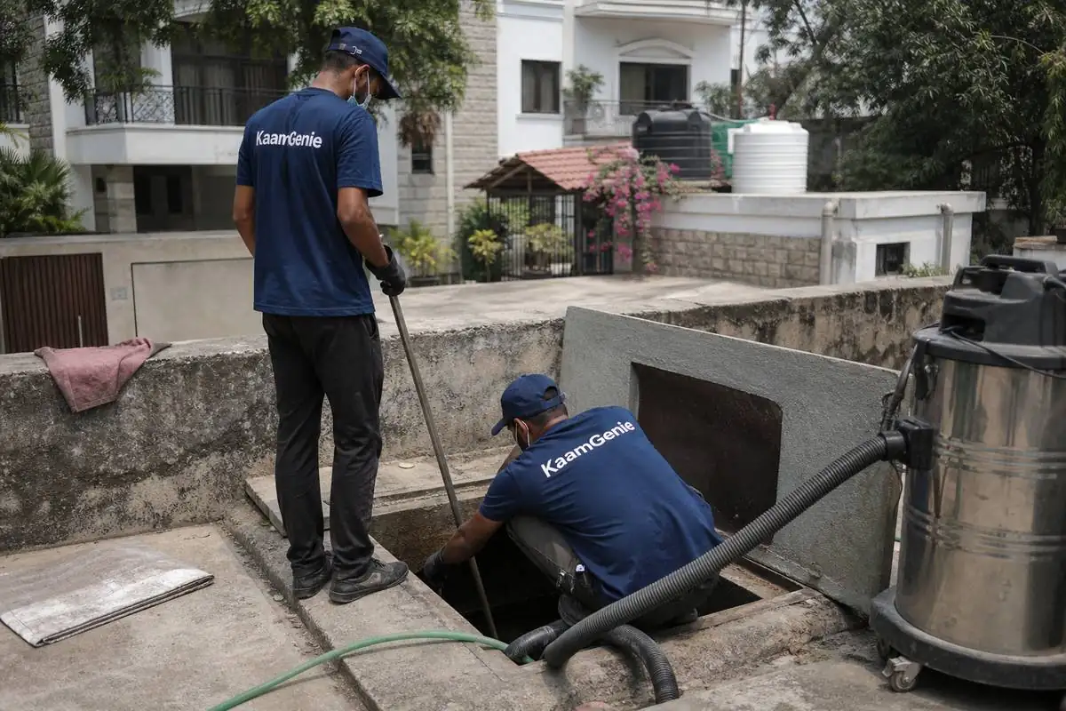 KaamGenie crew cleaning a underground sump in Vasant Gaon, Delhi
