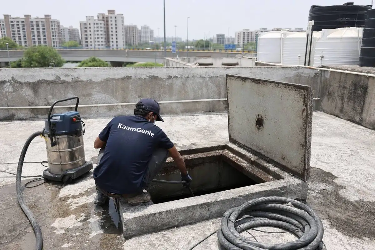 KaamGenie crew cleaning a underground sump in Vikaspuri, Delhi