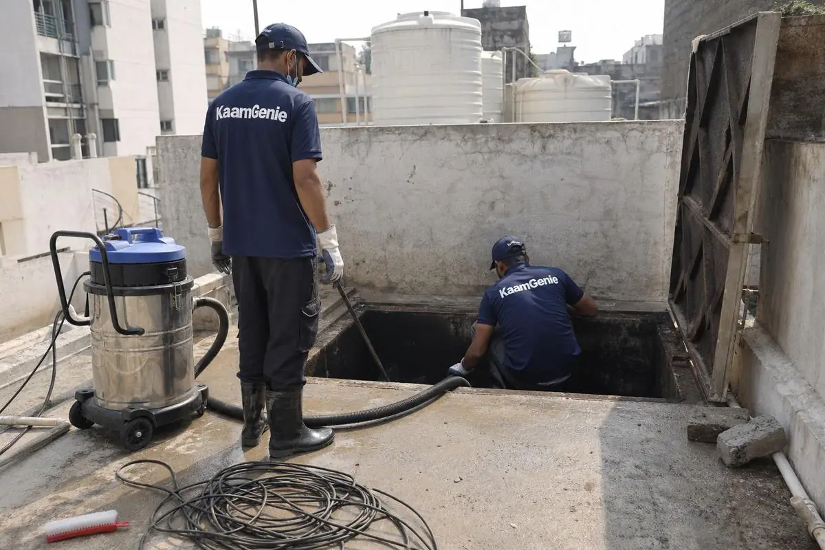 KaamGenie crew cleaning a underground sump in Vikram Vihar, Delhi
