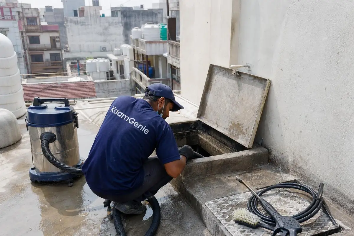 KaamGenie crew cleaning a underground sump in Vinod Nagar, Delhi
