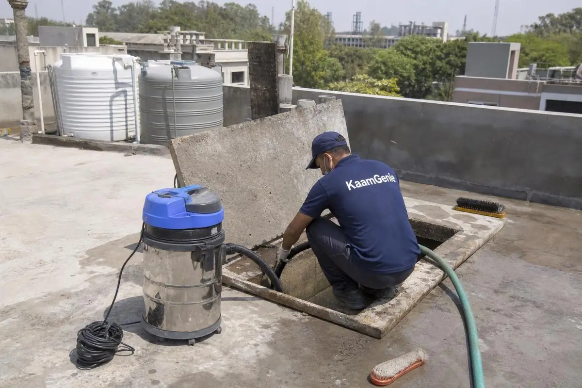 KaamGenie crew cleaning a underground sump in Vivek Vihar, Delhi