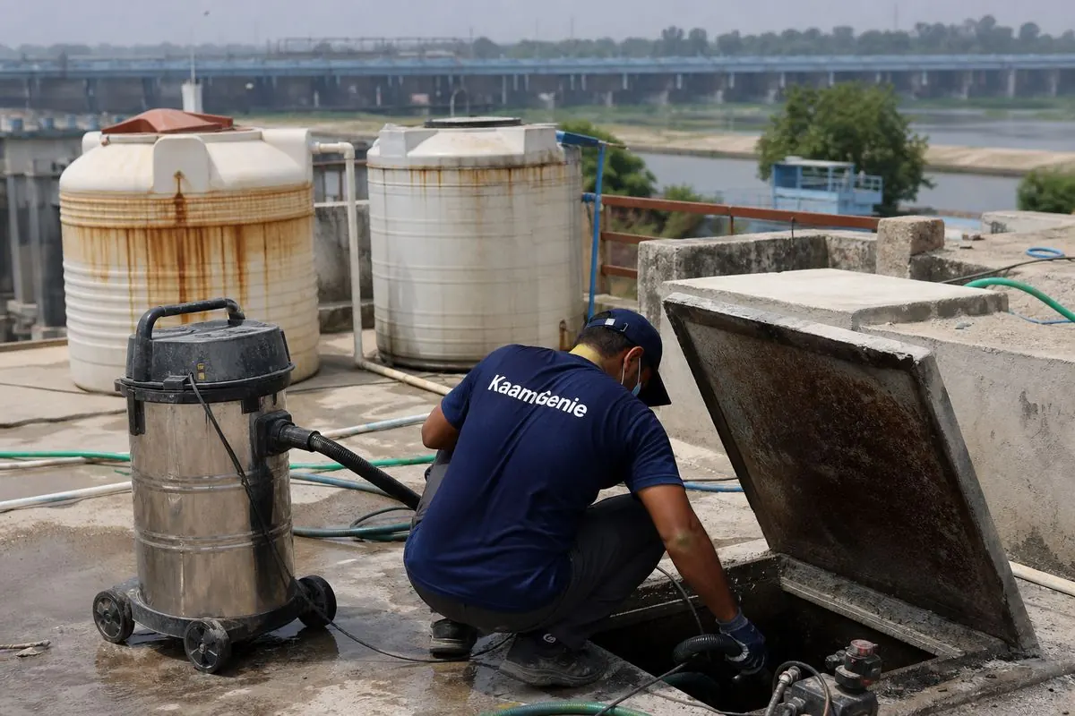 KaamGenie crew cleaning a underground sump in Wazirabad, Delhi