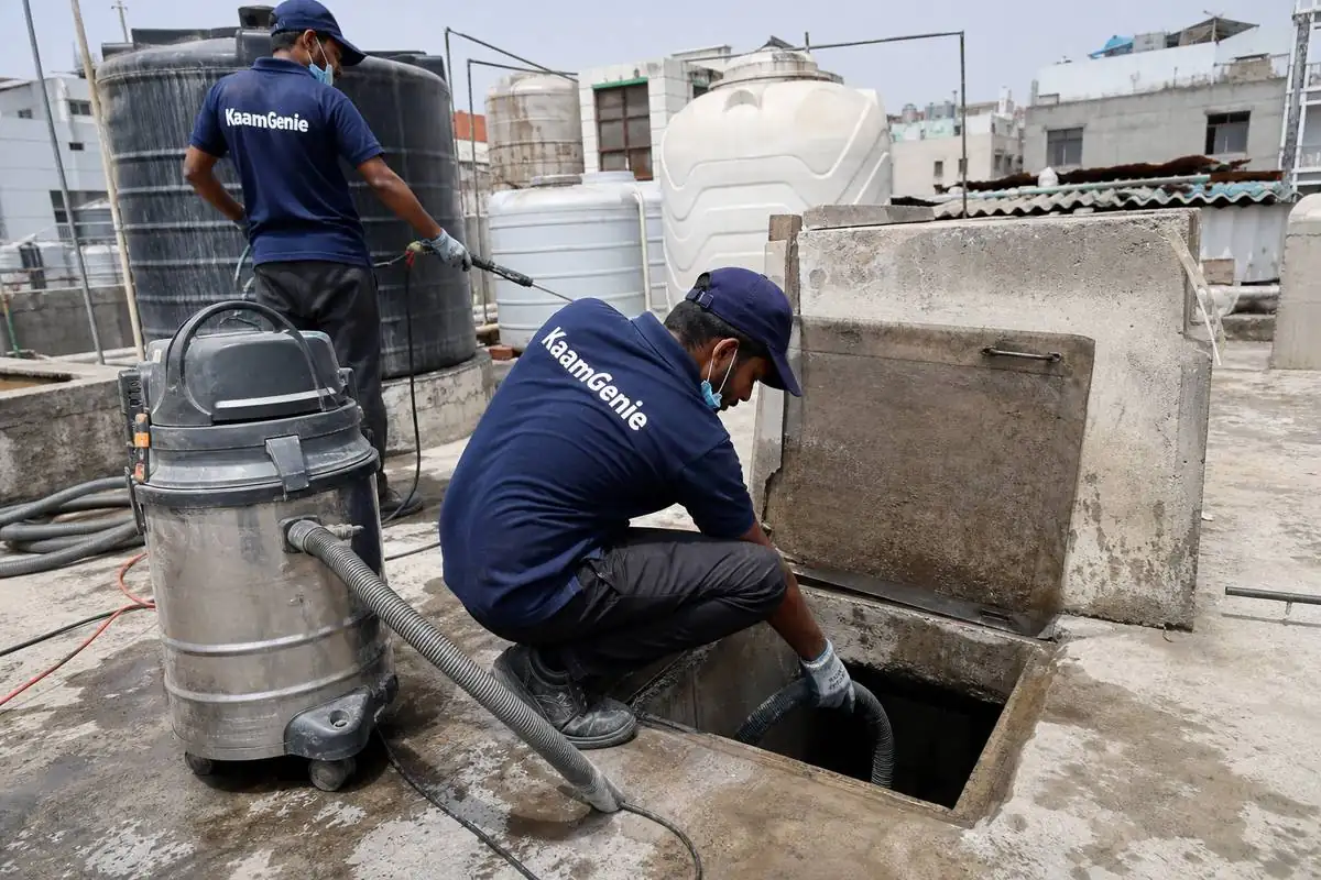 KaamGenie crew cleaning a underground sump in Wazirpur, Delhi