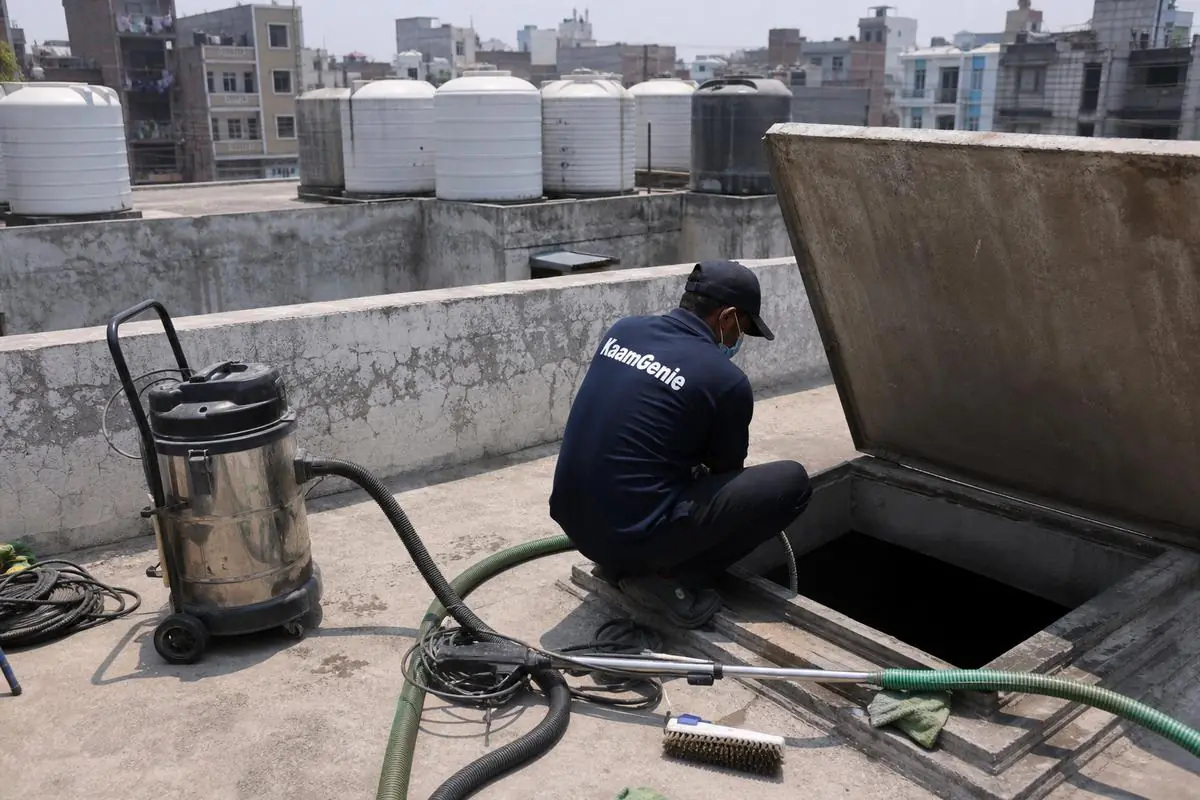 KaamGenie crew cleaning a underground sump in Yamuna Vihar, Delhi
