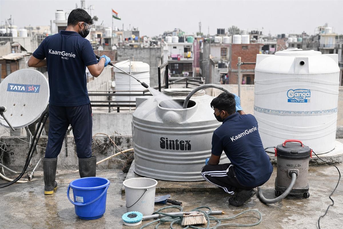 KaamGenie crew cleaning a water tank in Vinod Nagar, Delhi