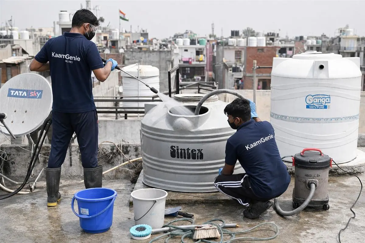 KaamGenie crew cleaning a water tank in Vinod Nagar, Delhi