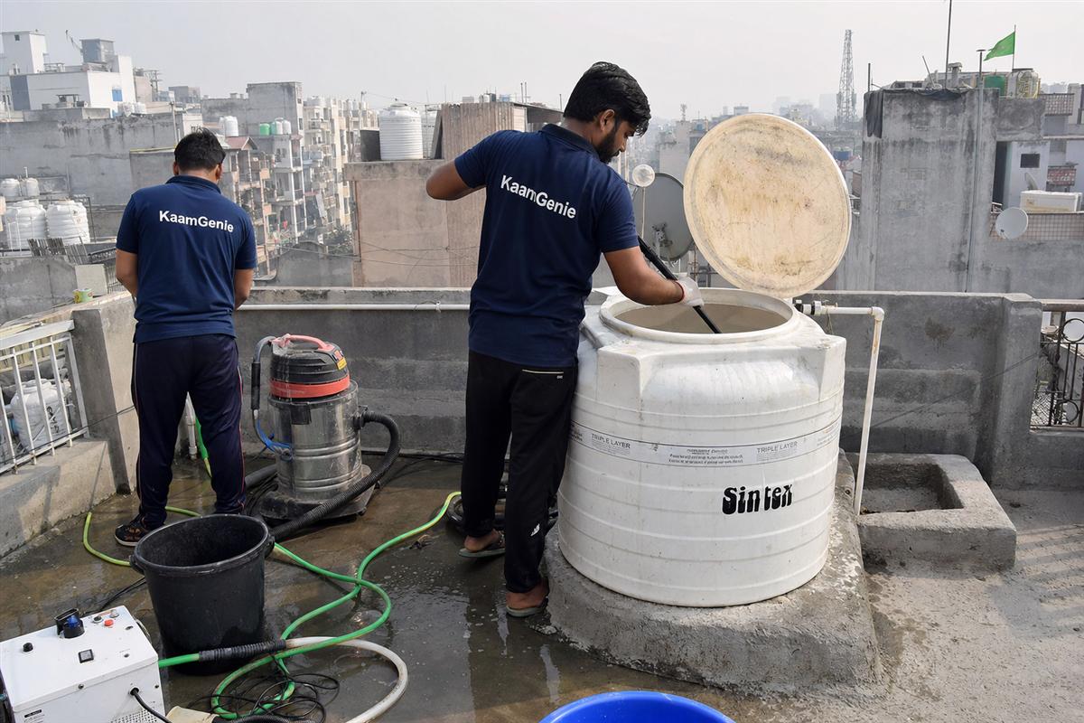 KaamGenie crew cleaning a water tank in Vishwas Nagar, Delhi