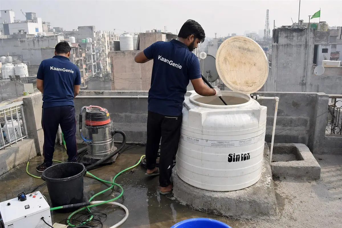 KaamGenie crew cleaning a water tank in Vishwas Nagar, Delhi