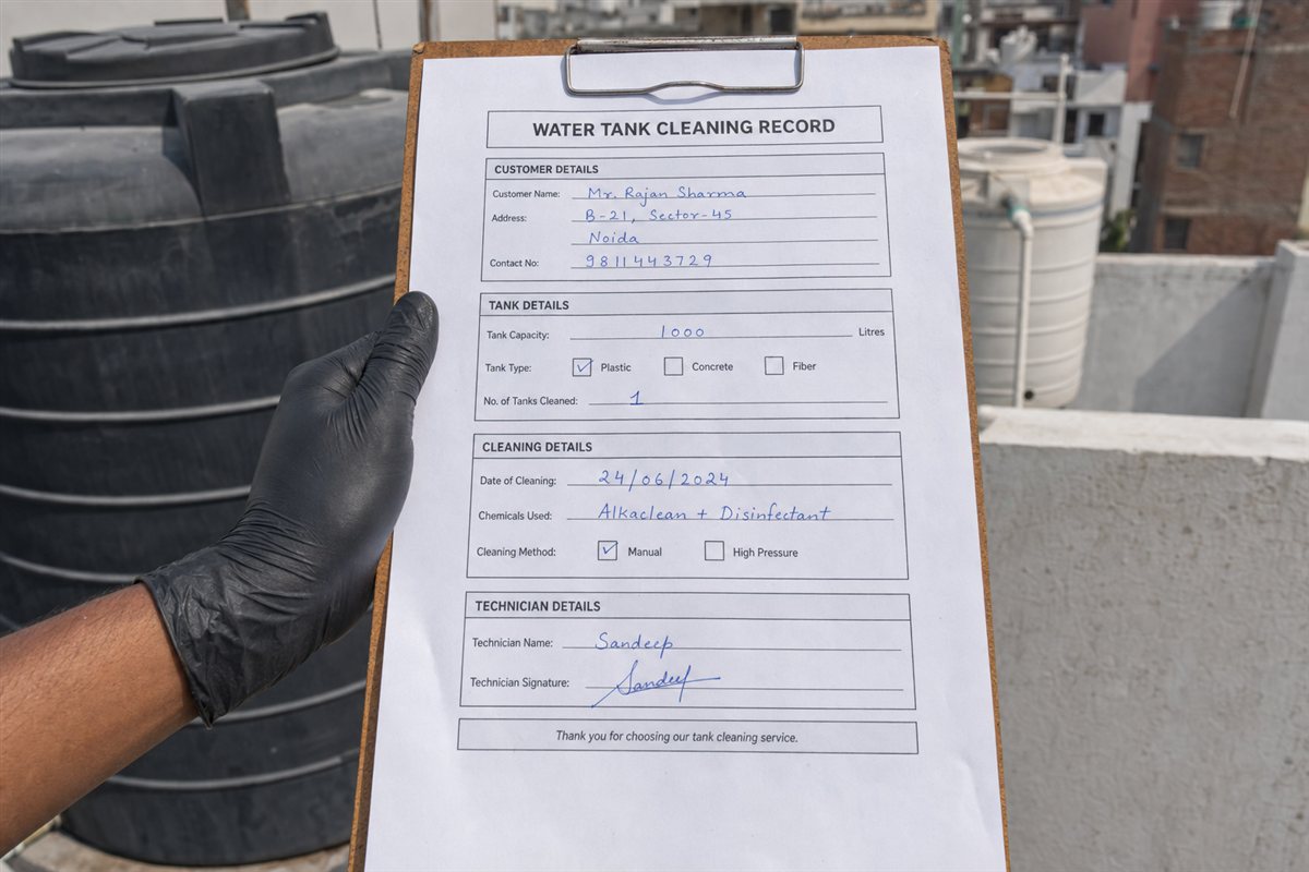 A water sample being checked against drinking-water parameters, illustrating BIS IS 10500 quality limits for stored tank water in Delhi