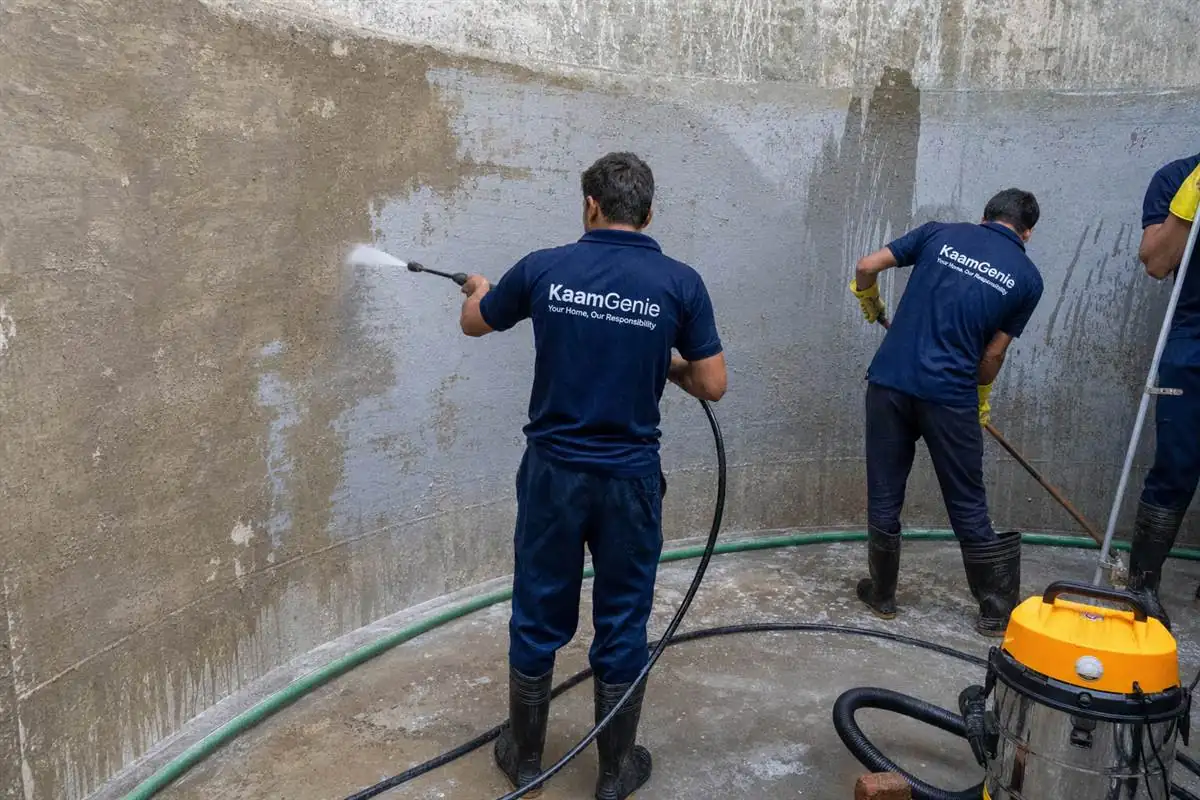 KaamGenie crew descaling white mineral crust from the walls of a borewell-fed water tank in South Delhi