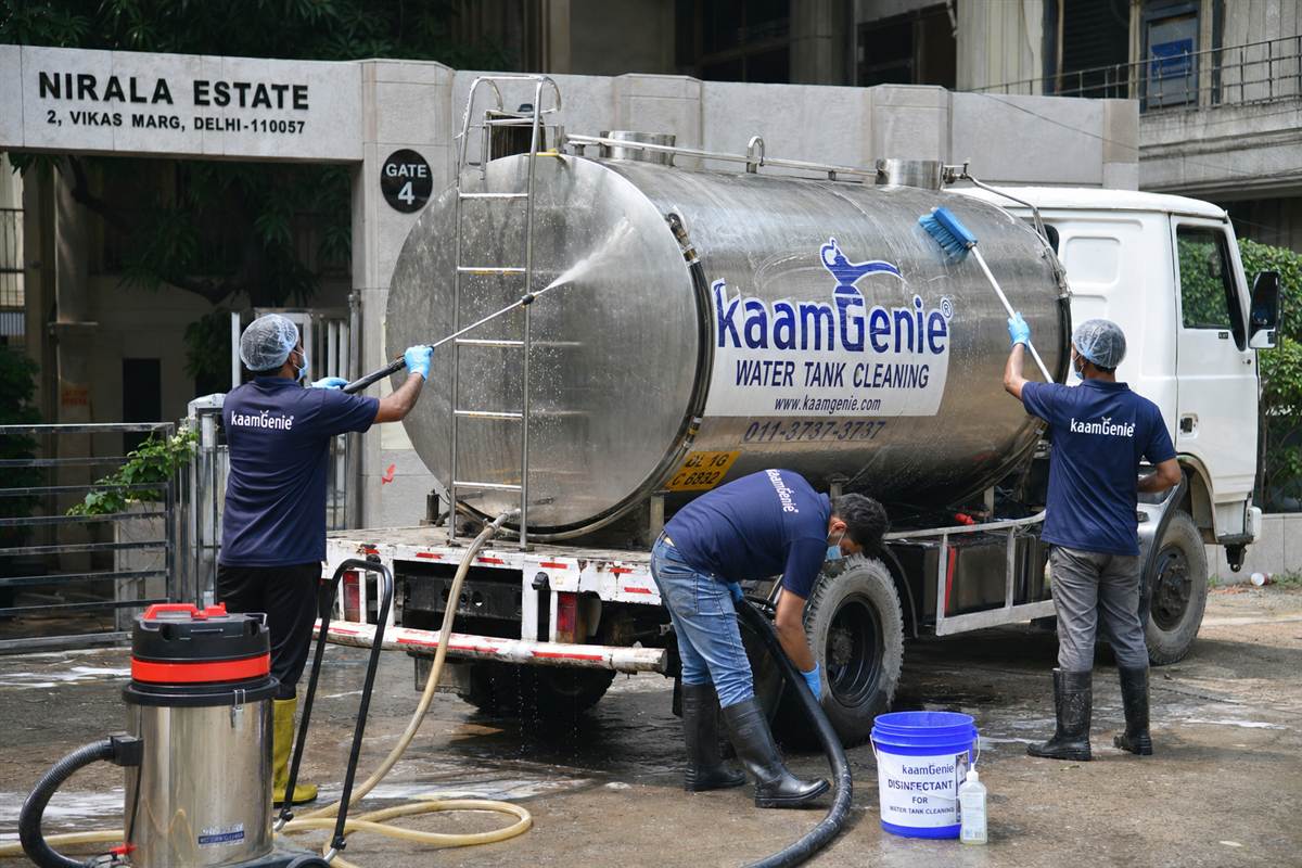KaamGenie water tanker cleaning crew arriving at a Delhi home, same-day near-you service