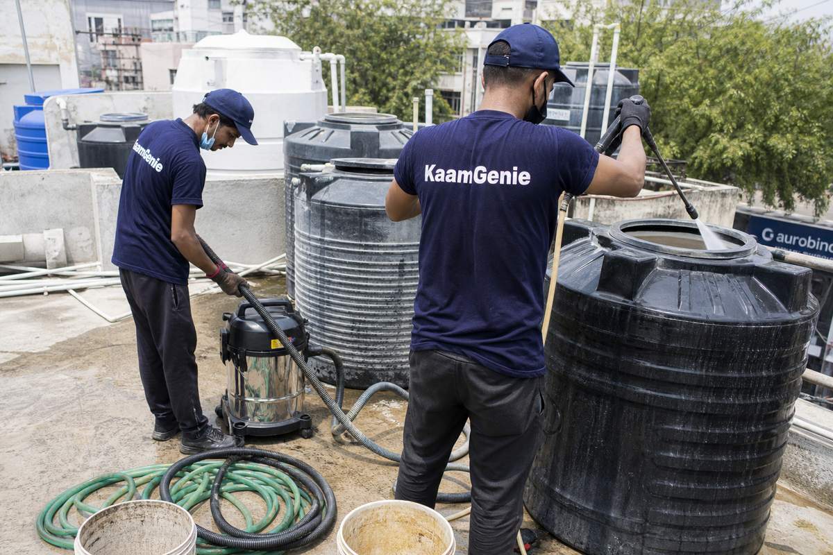 KaamGenie crew cleaning a water tank in Yusuf Sarai, Delhi