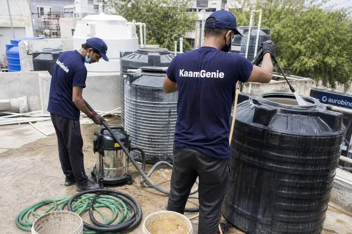 KaamGenie crew cleaning a water tank in Yusuf Sarai, Delhi